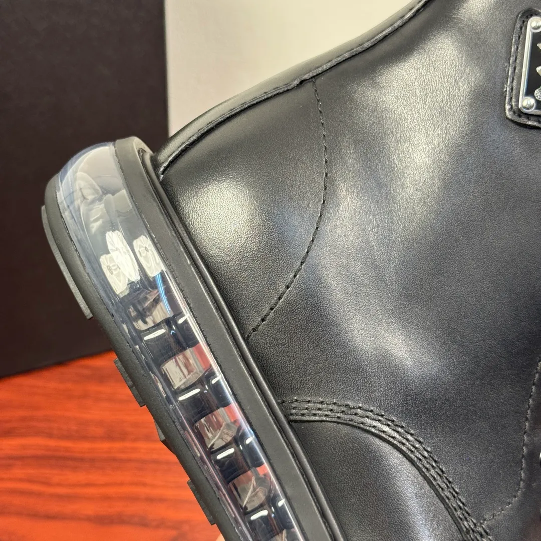 Batch 1020 Prada/Prada classic men's high-top air-cushion casual leather shoes, business formal leather shoes! Exclusive new air-cushion short boots for autumn and winter. Made in Guangdong, please pay attention to the details and pursue high quality. Italian original open-edge bead/matte calfskin styles are available. Low-key luxury, geometric tailoring, motorcycle imported from Germany, precision stitching, simple glossy surface, classic European and American style, clear water chestnuts, extended lace-up upper to better fit the shape of the foot, classic silver metal triangle logo details on the side, simple glossy surface, standard formal wear, full calfskin interior, exclusive gold label foot pads from P family, heel webbing heel, upper foot is stable and comfortable, original ultra-soft air cushion outsole, silver label PRADA letter logo decoration on the heel, rubber bottom layer wrapping, high comfort Excellent anti-slip performance, stitching technology, no slipping off the sole, more durable, 3.5CM thick sole, more adaptable, can enter and exit various occasions, fine workmanship, clear edges and corners of the shoe shape, perfect as a work of art, quality assurance, complete package! Size: 38-39-40-41-42-43-44 Leather shoe size Item number: 2TG242 Cowhide